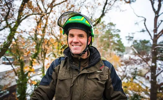 Manuel ist als Geschäftsführer und zertifizierter Baumkontrolleur bei den Kunden von Baum Schmidt vor Ort im Einsatz