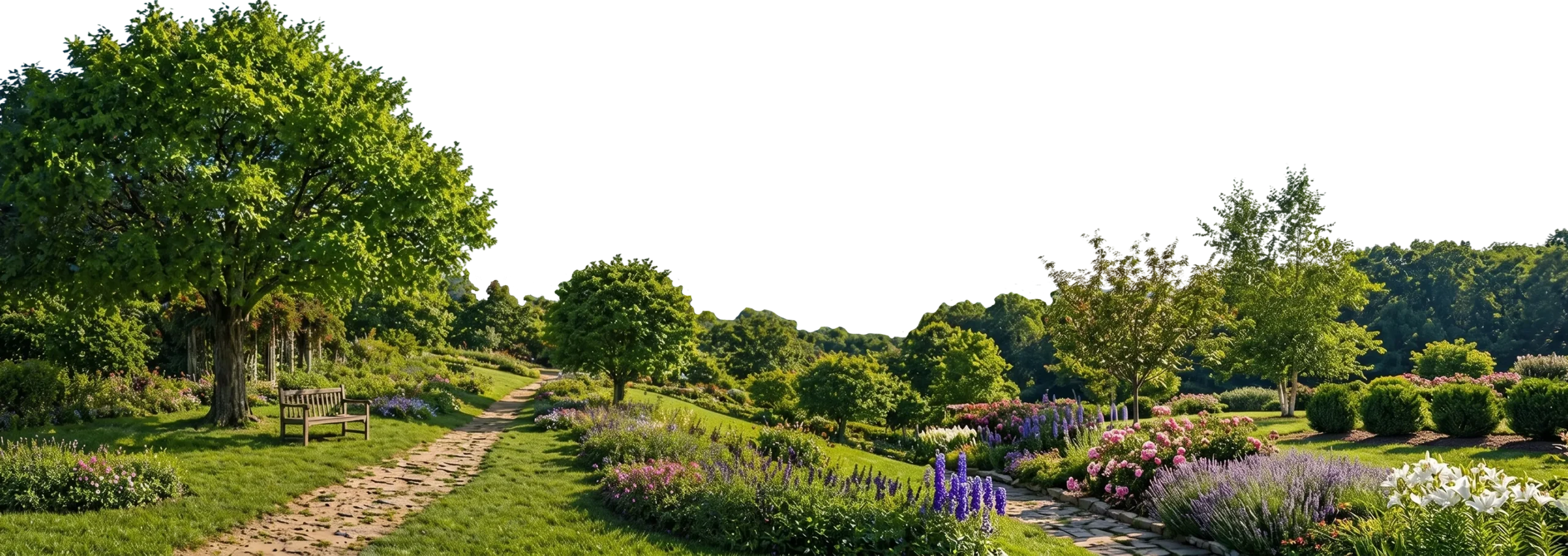 Eine grüne Gartenanlage mit großen Bäumen, farbigen Blüten und Lavendelsträuchern.